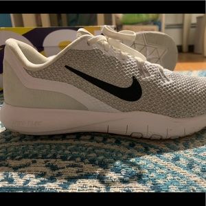 Nike women’s flex sneakers